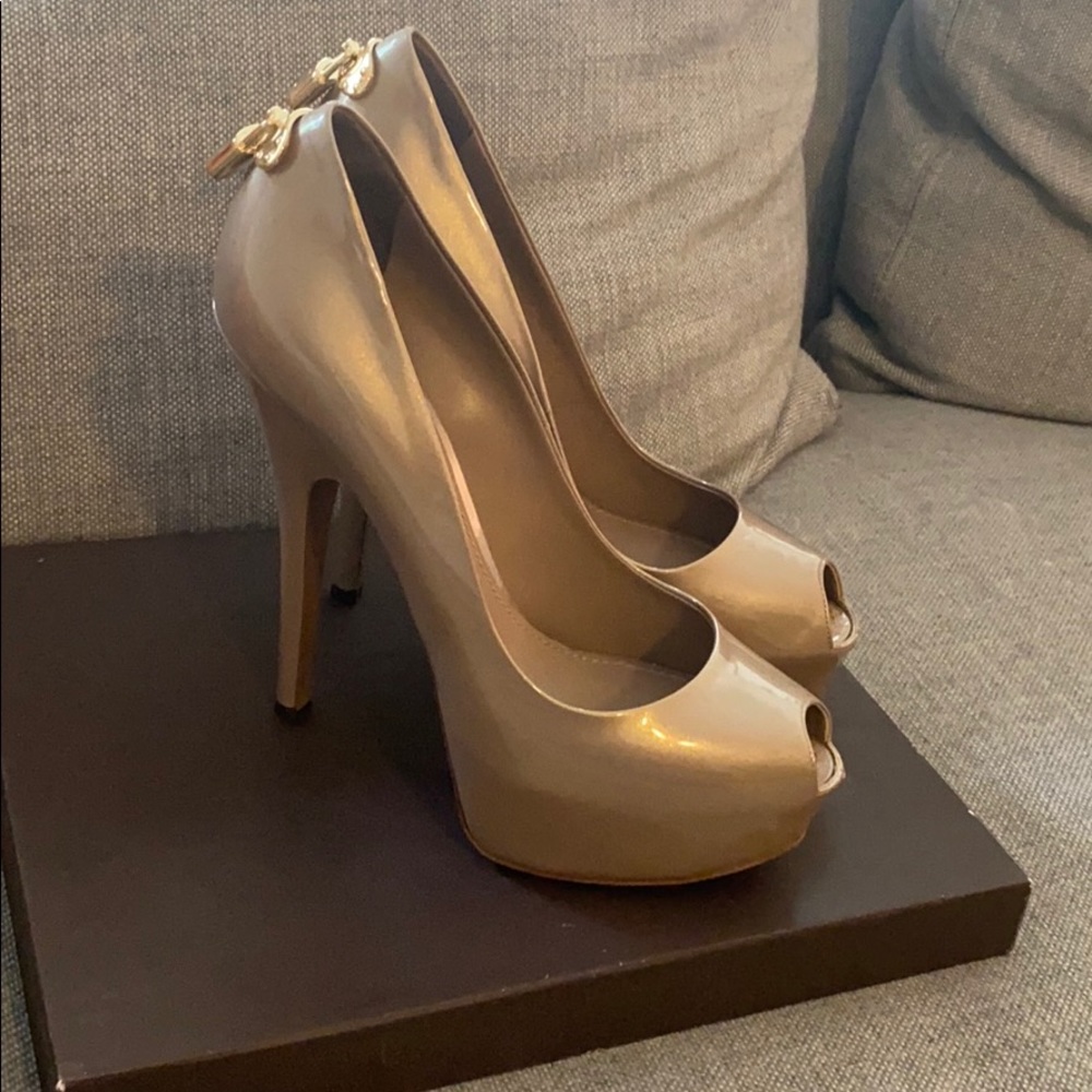 LOUIS VUITTON Open Toe Pump